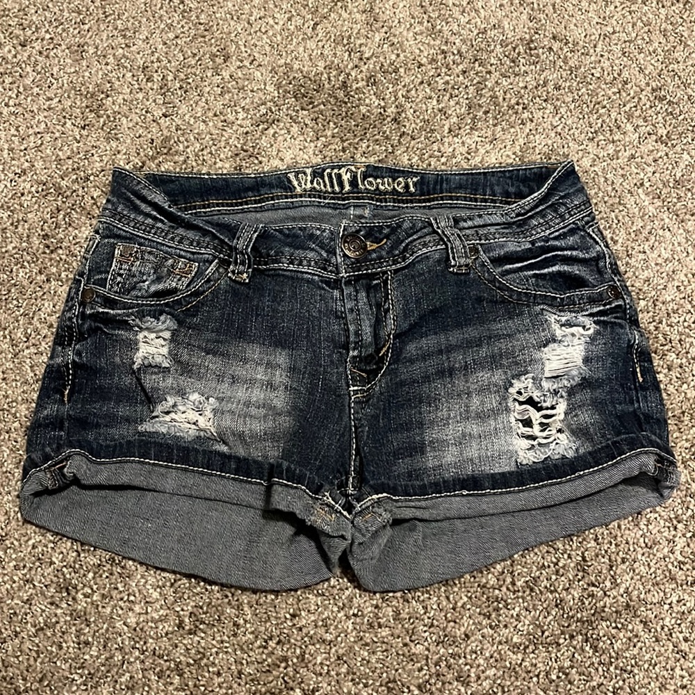 WallFlower Jean shorts sz 7 waist to hem 9”. Pet and smoke free home